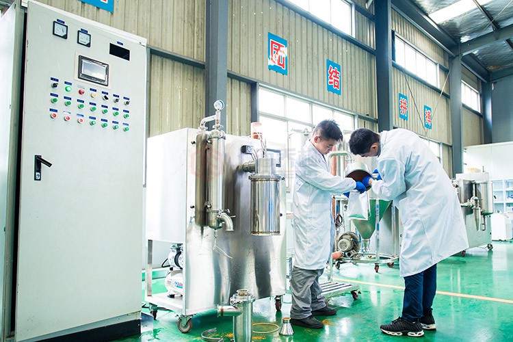 實(shí)驗(yàn)員在給客戶(hù)做實(shí)驗(yàn)